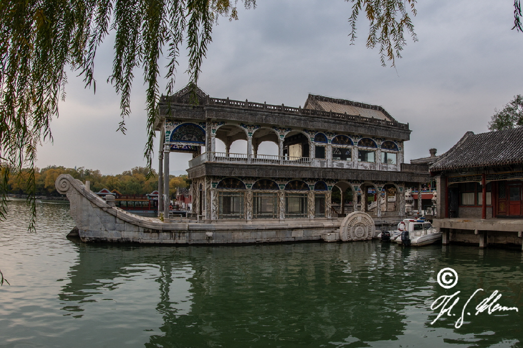 Am Ufer des im Yiheyuan gelegenen Kunming-Sees (Sommerpalast, Beijing)   liegt das so genannte Marmorboot oder Marmorschiff