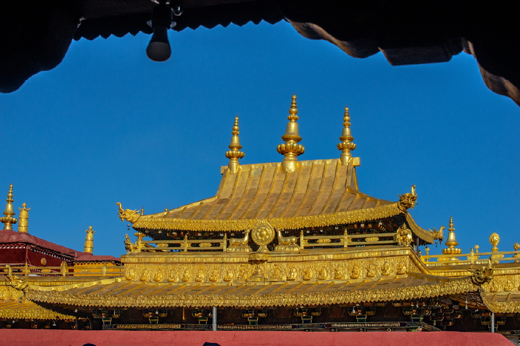 Dach des Jokhangtempel.
Der Jokhang ist das bedeutendste Heiligtum innerhalb des Lhasa Fr die Tibeter bildet er eine Art Zentralheiligtum, zu dem man nach Mglichkeit mindestens einmal im Leben gepilgert sein sollte.
