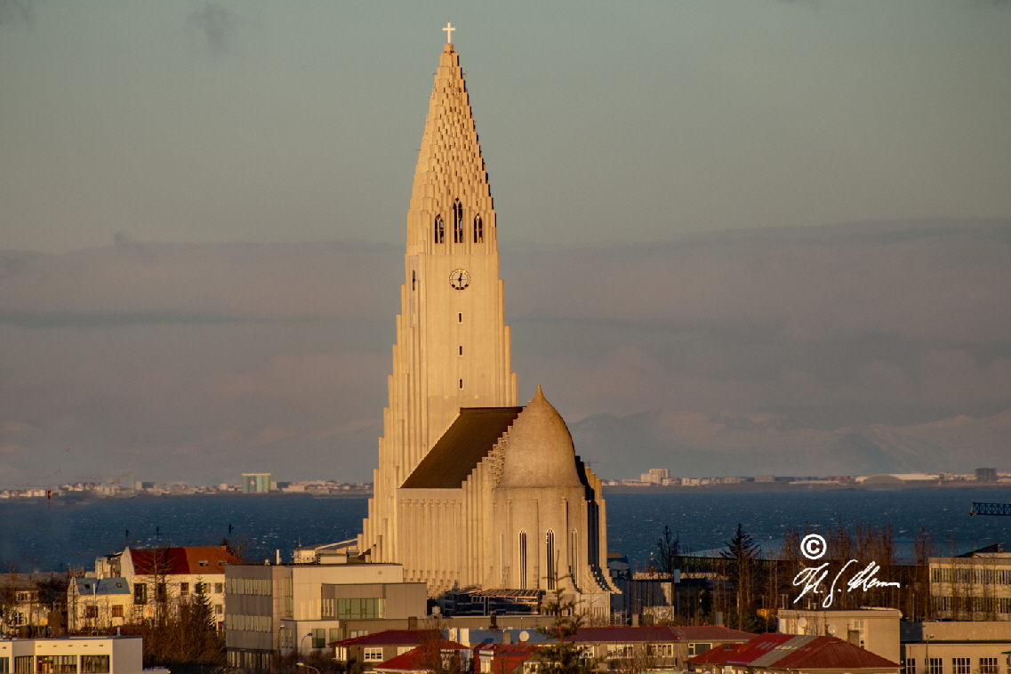 Die Hallgrímskirkja ist eine evangelisch-lutherische Pfarrkirche in der Hauptstadt Reykjavík Hier Blick vom Perlan.