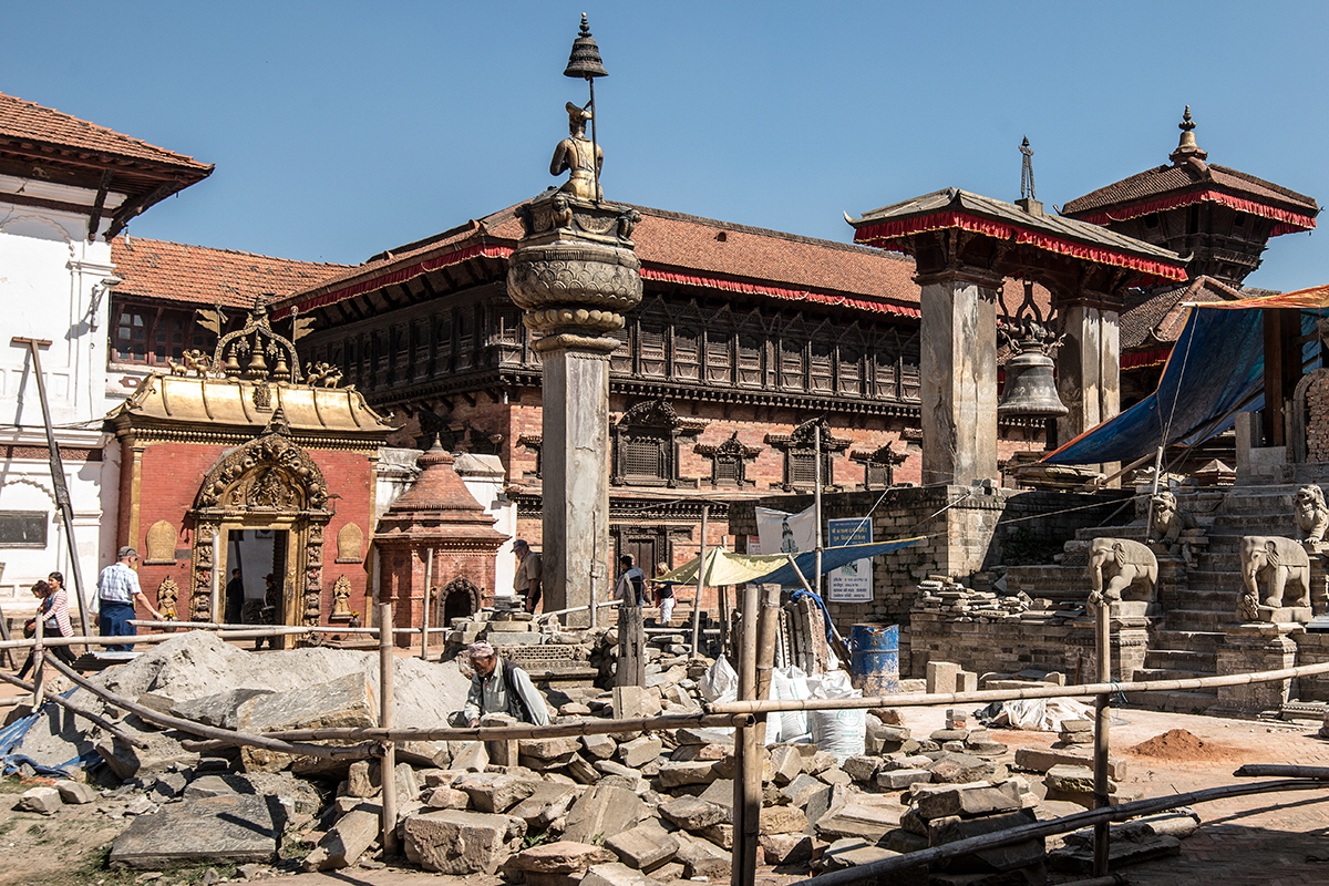Das Goldene Tor am Knigspalast in
 Bhaktapur und Erdbebenspuren