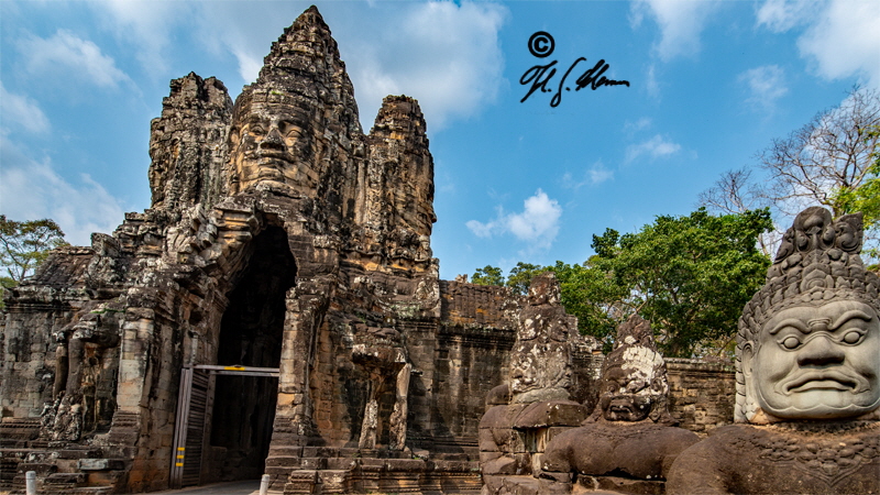 Das Sdtor von Angkor Thom mit Gtter.