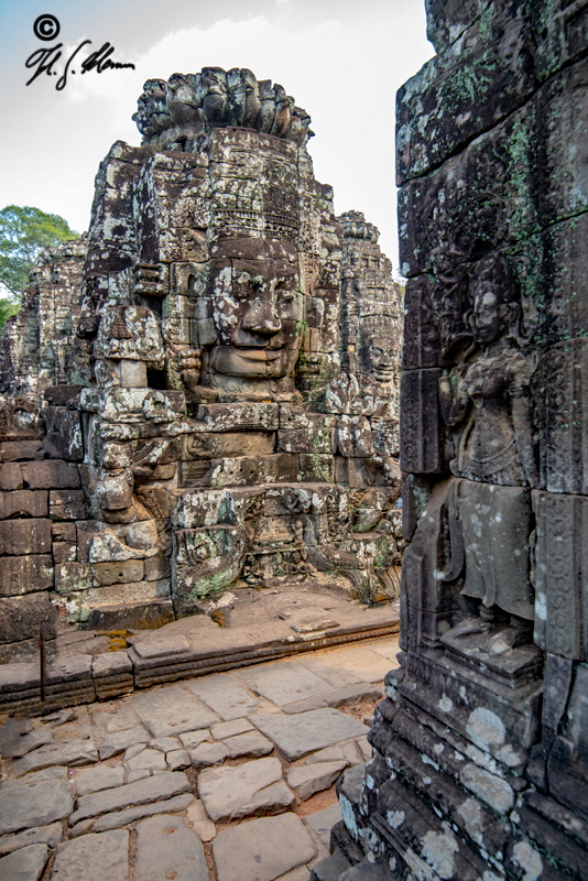 Angkor Thom (Groe Stadt) wurde ab Ende des 12., Anfang des 13. Jahrhunderts auf Gehei von Knig Jayavarman VII. als neue Hauptstadt des Angkorreichs errichtet.