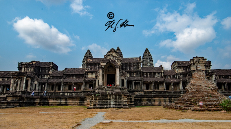 Angkor Wat (ngkr Vtt; ngkr bedeutet Stadt, vtt Tempelanlage)
 ist die bekannteste Tempelanlage in der Region Angkor in Kambodscha.