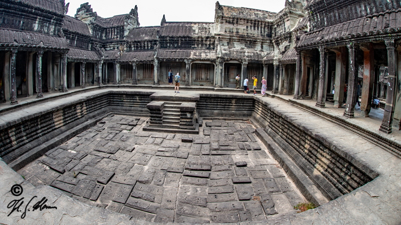 Ein Pool in einem Innenhof des Angkor Wat.